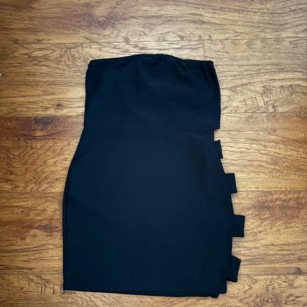 Black strapless bodycon dress with cut out detail #bodycon #party #eveningwear